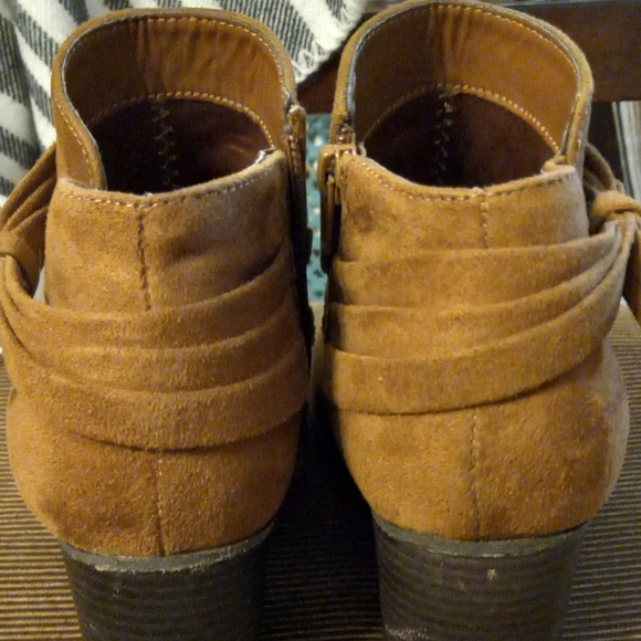 INDIGO RD. Faux Suede Tan Booties with Stacked Heels. Bow Tie Side. Sz 10 - Picture 6 of 7